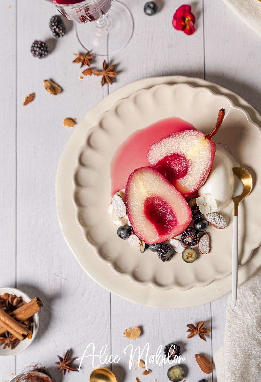 Recette Poires pochées au vin rouge, glace mascarpone